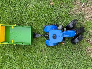 Tractor de juguete New Holland T8040 y remolque