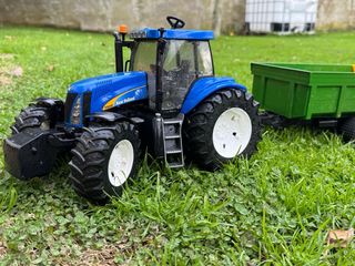 Tractor de juguete New Holland T8040 y remolque