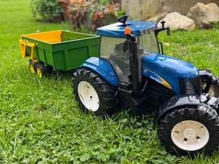Tractor de juguete New Holland T8040 y remolque