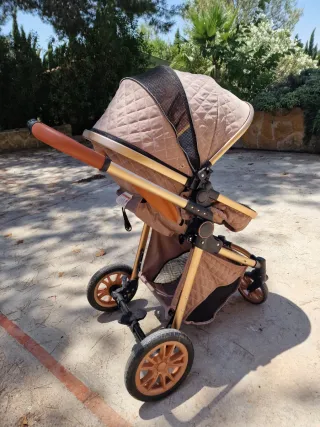 Carrito de bebé marrón y dorado