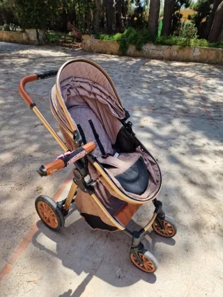 Carrito de bebé marrón y dorado