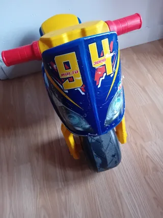 Moto de juguete azul y amarilla