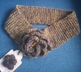 Fascia per capelli lavorata a mano con fiore