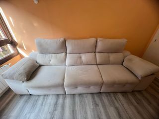 Sofa de tres plazas color gris claro