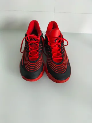 Deportivas chico negras y rojas