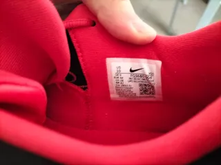 Deportivas chico negras y rojas