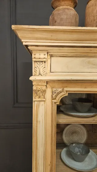 Vitrina antigua de madera y cristal