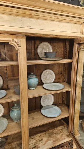 Vitrina antigua de madera y cristal