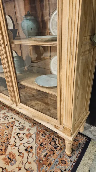 Vitrina antigua de madera y cristal