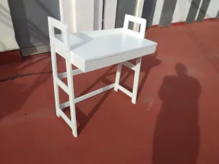 Escritorio blanco de madera