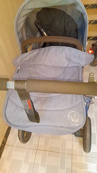 Carrito de bebé rojo