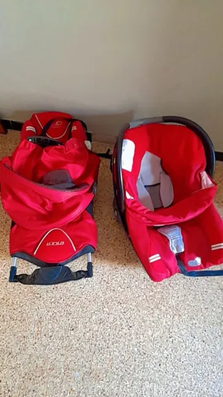 Carrito de bebé rojo