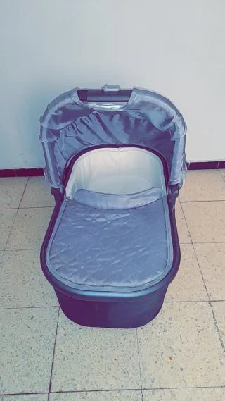 Carrito de bebé rojo