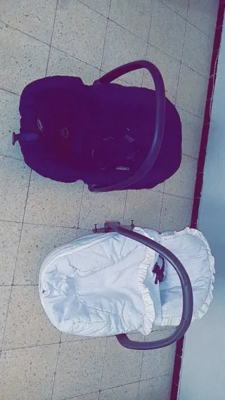 Carrito de bebé rojo