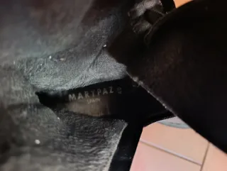 Botas altas negras y botines de tacón