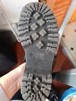 Botas altas negras y botines de tacón