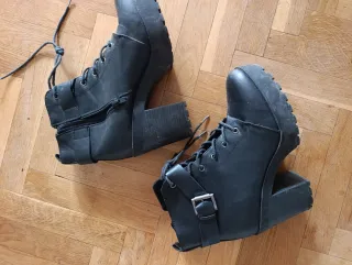 Botas altas negras y botines de tacón