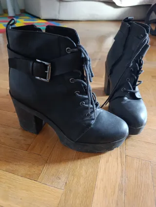 Botas altas negras y botines de tacón