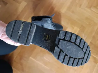 Botas altas negras y botines de tacón