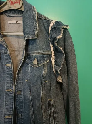 Chaqueta vaquera con volantes en los hombros.