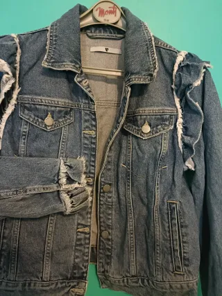 Chaqueta vaquera con volantes en los hombros.