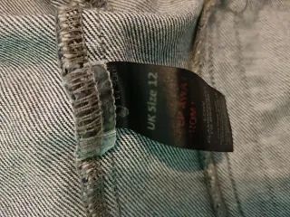 Chaqueta vaquera con volantes en los hombros.