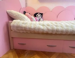Cama infantil rosa con 2 cajones