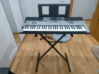 Teclado Yamaha PSR-E443 con caja original y cable