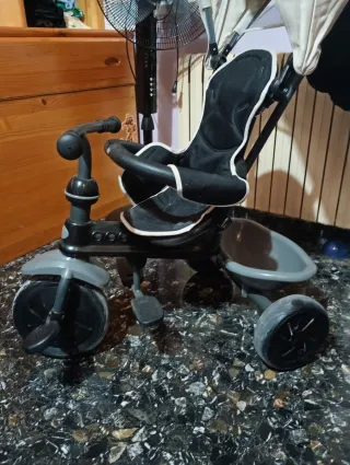 Triciclo para bebé con capota