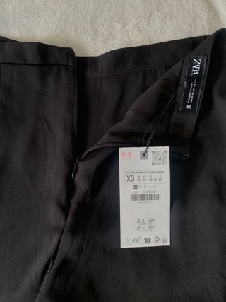 Pantalón Zara fluido negro con apertura lateral