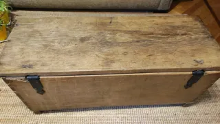 Arcón antiguo de madera con cerradura