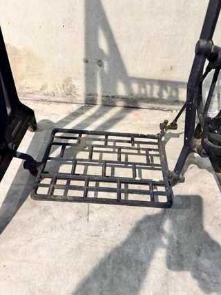 Pie de máquina de coser Alfa antiguo