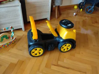 Tractor infantil amarillo y negro