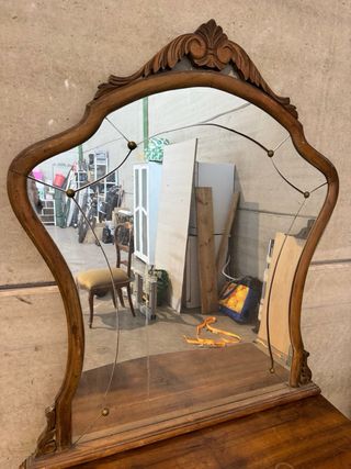 Cómoda vintage de madera con espejo