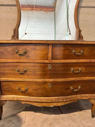 Cómoda vintage de madera con espejo
