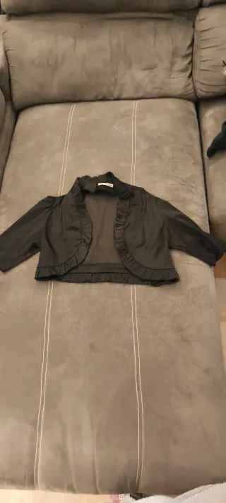 Torera negra con volantes