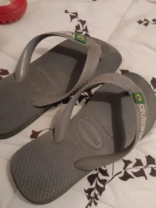 Chancletas Quechua grises y rojas