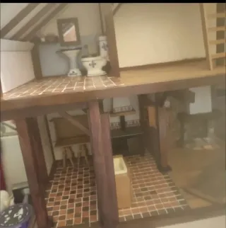 Casita de muñecas rústica de madera