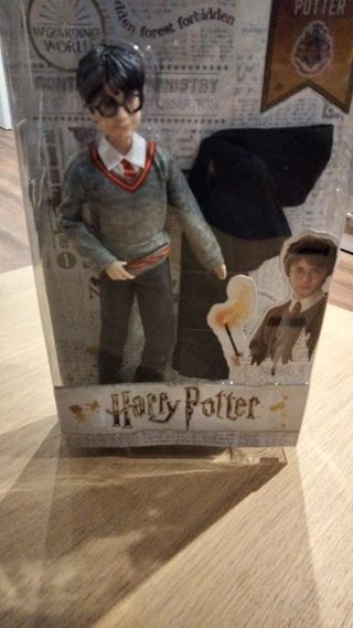 Muñeco Harry Potter con capa y varita