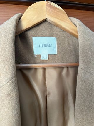 Abrigo beige con flecos