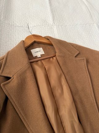 Abrigo beige con flecos