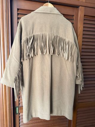 Abrigo beige con flecos