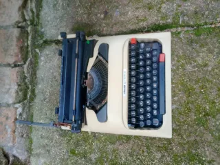 Macchina da scrivere Olivetti Lettera 12