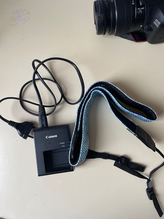 Cámara Canon EOS 1300D con lente 18-55mm