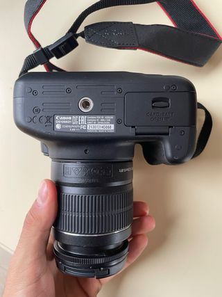 Cámara Canon EOS 1300D con lente 18-55mm