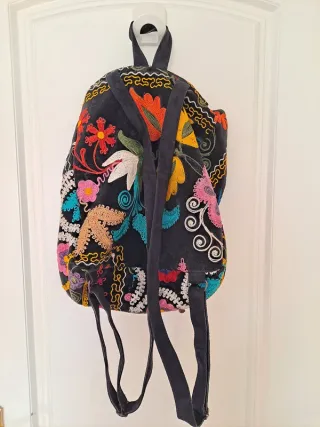 Mochila bordada a mano