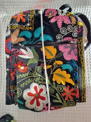 Mochila bordada a mano