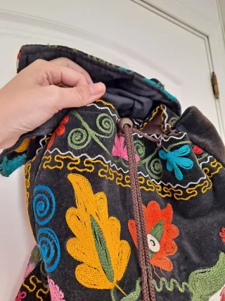 Mochila bordada a mano