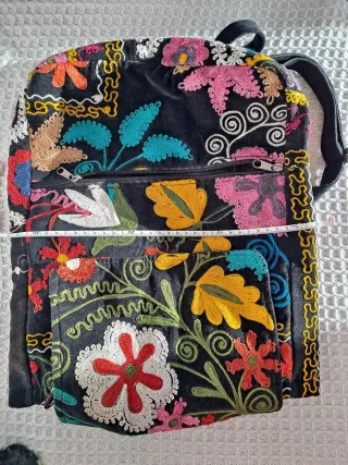 Mochila bordada a mano