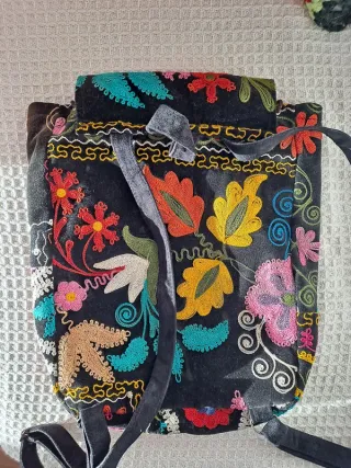 Mochila bordada a mano